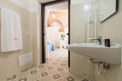 MiglionicoResidenza La Nivera的一间带水槽和镜子的浴室