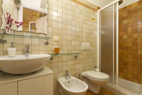 奥尔塔圣朱利奥卡梅拉多切诺特旅馆的一间带水槽和卫生间的浴室