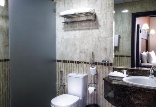 麦纳麦腓尼基皇家酒店的一间带卫生间和水槽的浴室