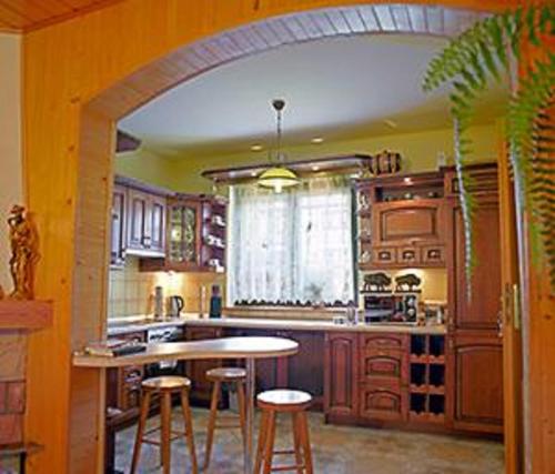 比亚沃维耶扎Przytulny kąt的厨房配有桌子和一些凳子