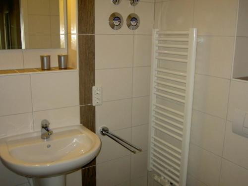 奥斯特巴德里克Ferienwohnung Rerik的白色的浴室设有水槽和镜子