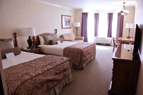 旧金山牛谷旅馆及套房酒店的酒店客房,设有两张床和一张沙发