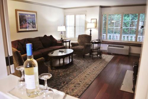 旧金山牛谷旅馆及套房酒店的带沙发和一瓶葡萄酒的客厅