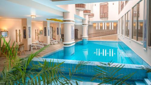 拉合尔豪华大酒店的一座建筑物中央的游泳池