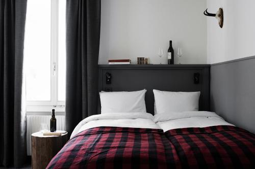 英格堡英格堡滑雪酒店的一间卧室配有一张带铺着平底毯的床