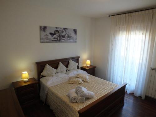 佩鲁贾Casa Teresa的一间卧室配有带毛巾的床