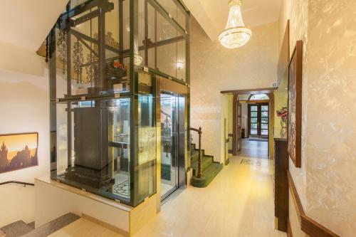 布拉格绿花园酒店的走廊上的一个大型玻璃展示箱