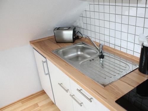 Rüber克莱默公寓的厨房柜台配有水槽和烤面包机