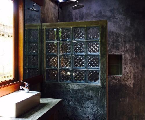 巴厘岛卡瑜旅馆的一间浴室