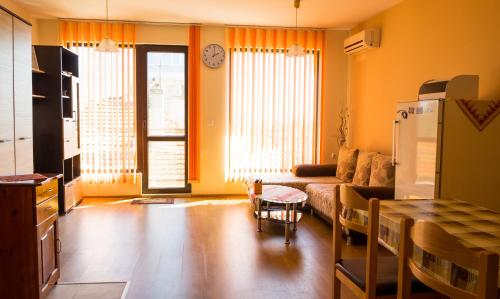 布尔加斯登高公寓的客厅配有沙发和桌子