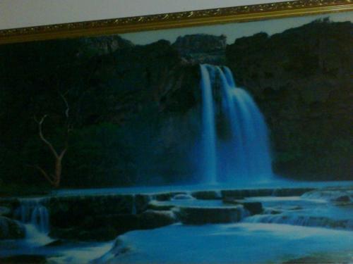 金马仑高原混音酒店的一张画中瀑布的画