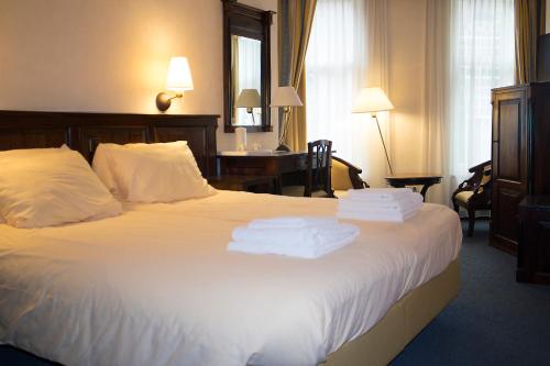 罗森达尔唐格洛酒店的酒店客房,配有带毛巾的床