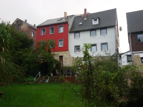 RathmannsdorfFerienwohnung Mey的绿色草地庭院中的一群房子