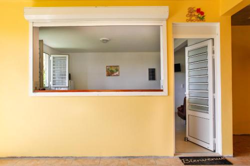勒马兰Kaïvivi的通往一个黄色墙壁的房间的门