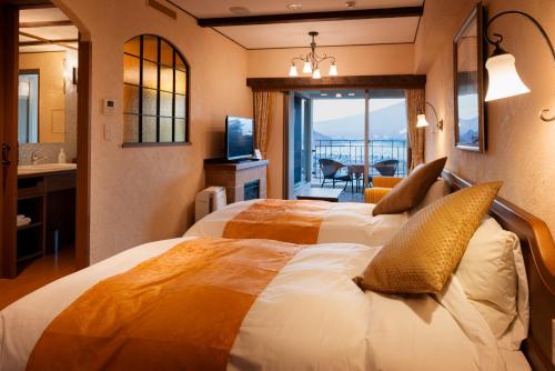 富士河口湖拉维斯塔富士河口湖度假村的酒店客房带两张床和一间浴室
