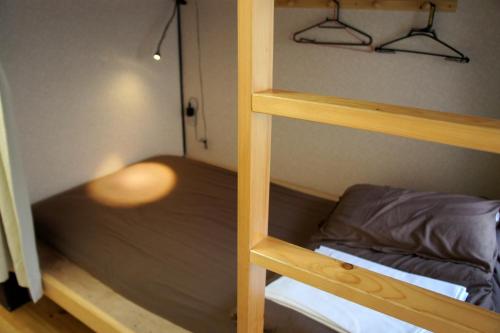 ゲストハウス栞庵客房内的一张或多张双层床