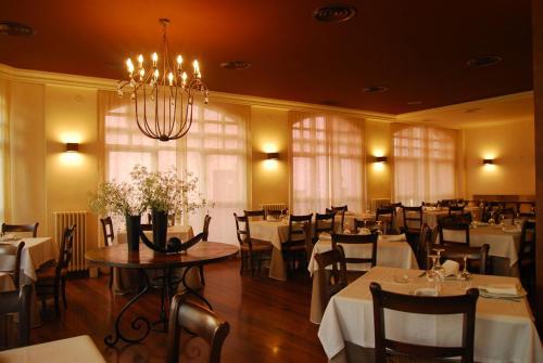 仕格莱伊瓜莱纳酒店的一间带桌椅和吊灯的餐厅