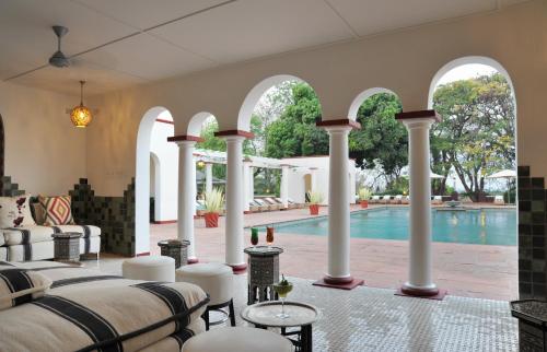 维多利亚瀑布维多利亚瀑布酒店的一座带游泳池和白色柱子的别墅