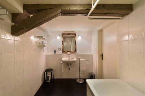 Romantik Hotel Schwan的一间浴室
