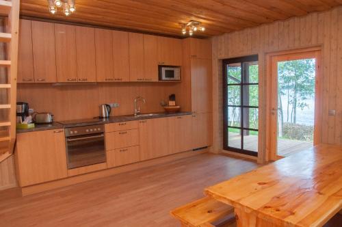 Karujärve Camping的厨房或小厨房