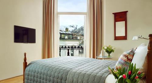 卑尔根卑尔根公园酒店的一间卧室设有一张床和一个大窗户