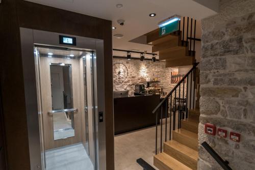 斯普利特穆鲁姆遗产酒店的走廊,设有通往厨房的楼梯