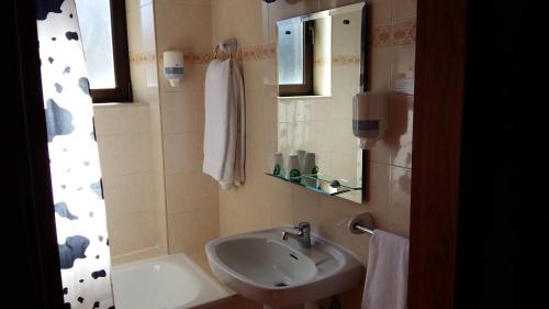 维耶拉奥尔拉酒店的一间带水槽和镜子的浴室