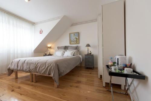 马尔康巴勒尔La Rosière de Marcq的一间卧室配有一张床和一张桌子及床头柜