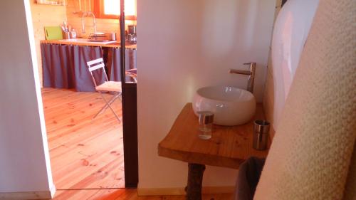 Fréchou-Fréchet猎鹰度假屋的木桌上带水槽的浴室