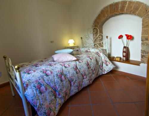 斯佩洛Casa Flora的一间卧室配有一张带花卉床罩的床
