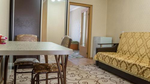 派蒂哥斯卡Квартира на Дзержинского的客厅配有沙发和桌子