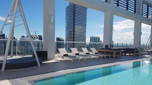 Downtown Miami Deluxe Apartment内部或周边的泳池