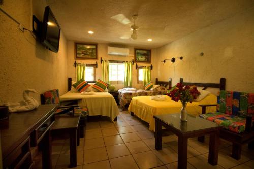 女人岛Hotel Sol Caribe的一间带两张床和一张沙发的客厅