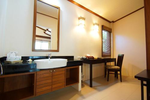 奥南海滩Aonang Phu Petra Resort, Krabi - SHA Plus的一间带水槽和镜子的浴室