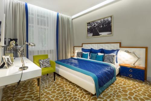 米拉克斯蓝宝石精品酒店客房内的一张或多张床位