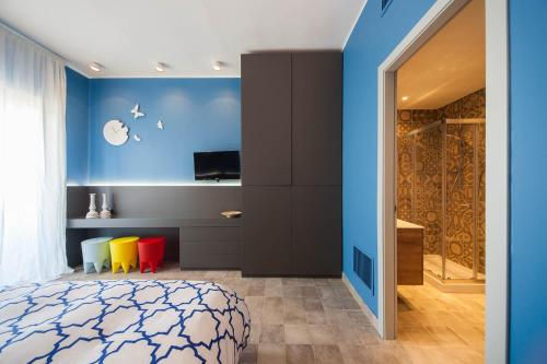 莫诺波利B&B Portorosso的一间卧室设有一张床和蓝色的墙壁