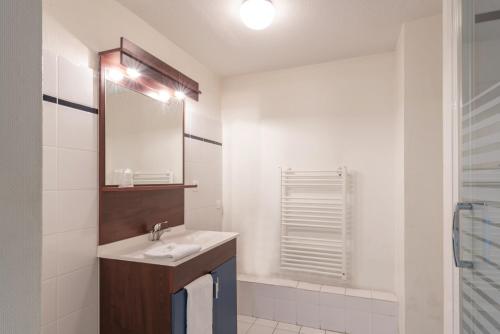 昂蒂布Appart'City Classic Antibes的白色的浴室设有水槽和镜子