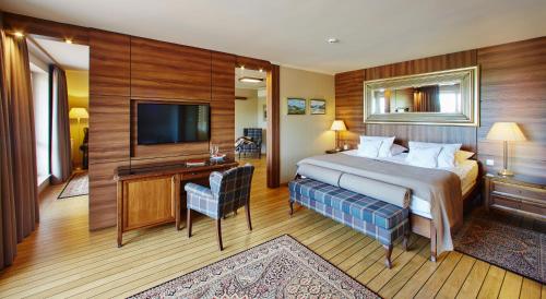 罗威Kormoran Medispa的酒店客房,配有床和电视