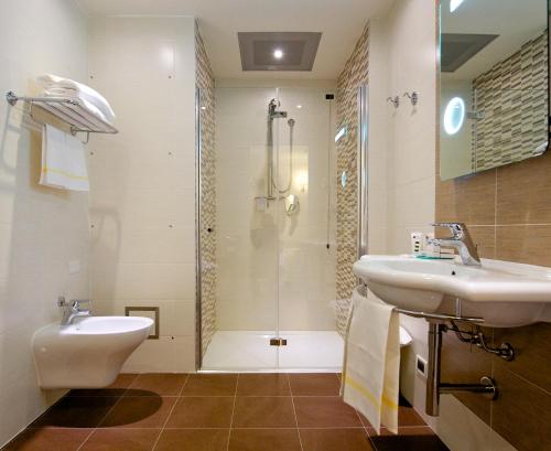 帕尔马司汤达美居酒店的一间浴室