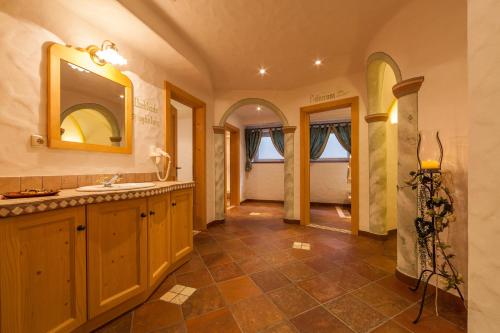 圣坎迪朵Hotel Tolderhof的一间带水槽和镜子的浴室