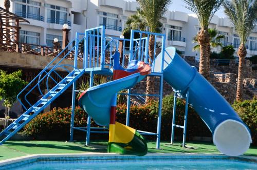 沙姆沙伊赫Queen Sharm Aqua Park Hotel的游泳池的游乐场
