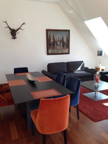 萨尔茨堡仙境公寓的客厅配有桌子和沙发