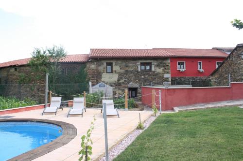 Pepín科尔蒂纳阿尔迪乡村的庭院设有椅子和庭院内的游泳池
