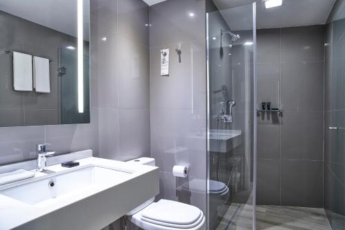 里约热内卢里约热内卢巴拉亚特兰帝卡国际酒店的浴室配有卫生间、盥洗盆和淋浴。