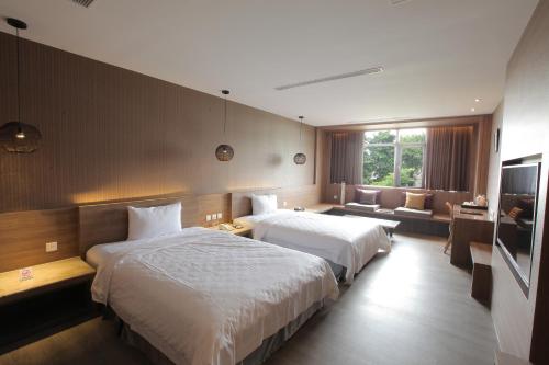 斗南御品王朝旅店的酒店客房,设有两张床和一张沙发