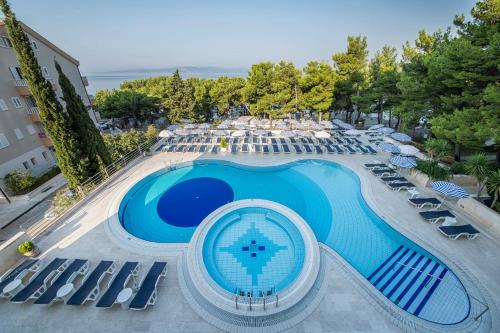 巴什卡沃达地平线酒店的享有带躺椅的大型游泳池的顶部景致