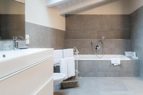 塞布鲁克西布鲁克基姆加尼宾馆的带浴缸、盥洗盆和卫生间的浴室