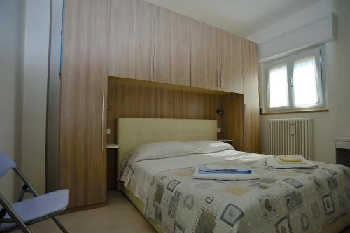San Colombano al Lambro斯福尔扎19号住宿加早餐旅馆的一间卧室配有一张大床和木制床头板