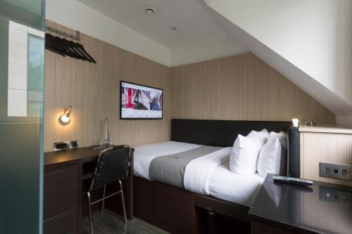 伦敦Z酒店维多利亚的酒店客房配有一张床和一张带电脑的书桌