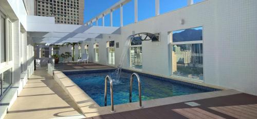 里约热内卢Hotel Atlântico Tower的一座建筑物中央的游泳池